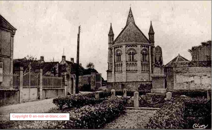 l'eglise  de Basly et le monument aux Morts _ Copyright © en-noir-et-blanc.com